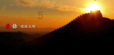 条纹露腰T恤搭配黑色牛仔短裤，温柔大气女人味十足，你觉得漂亮吗？