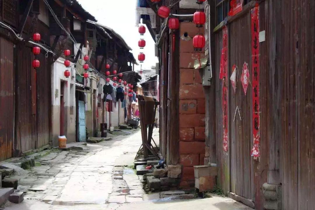 全程摇头晃脑，表情浮夸，虞书欣把“演技炸裂”玩出新花样