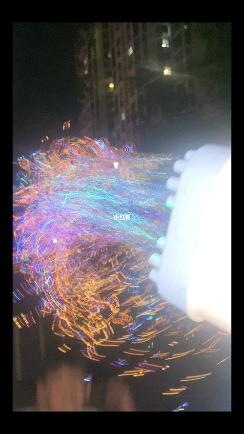 每个泡泡都闪着七彩的光一闪一闪升向天空